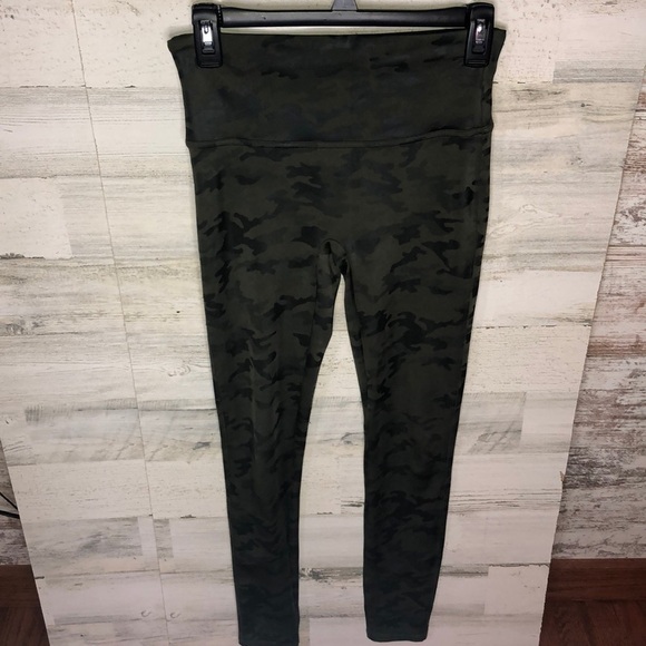 SPANX camo leggings in matte black camo size medium camo gym active leggings​​ - Picture 2 of 6
